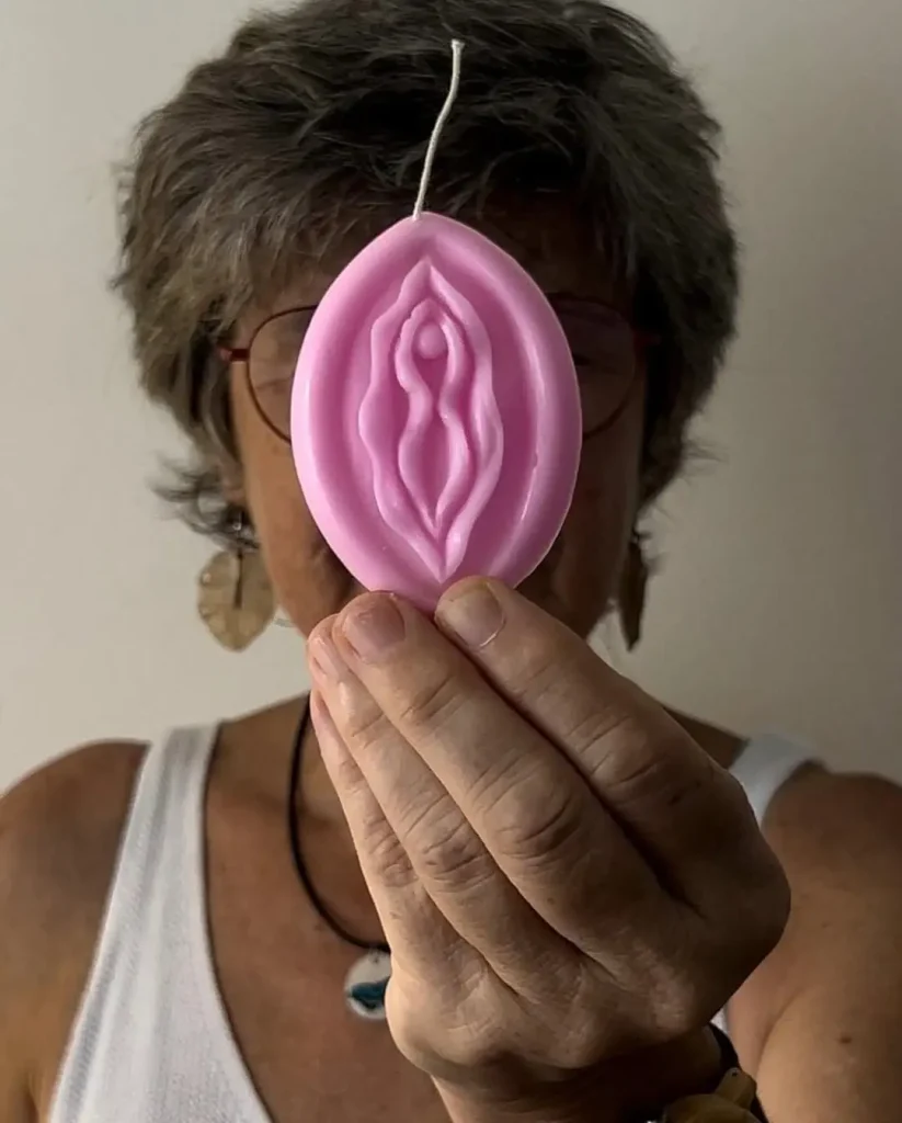 ela en forma de vulva: visibilizando la salud femenina y la menopausia precoz.